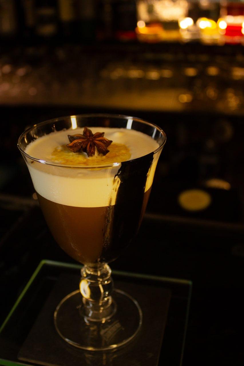 Cocktail signature di Big Daddy’s con schiuma e anice stellato